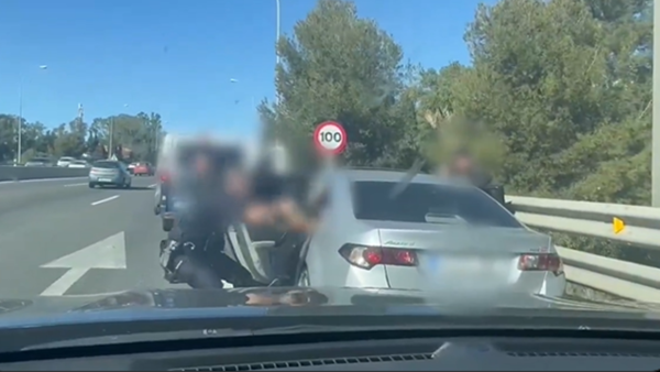 ▲▼半途遭擄！他機警拍下一張「方向盤照」　16hrs火速獲救。（圖／翻攝X@policia）