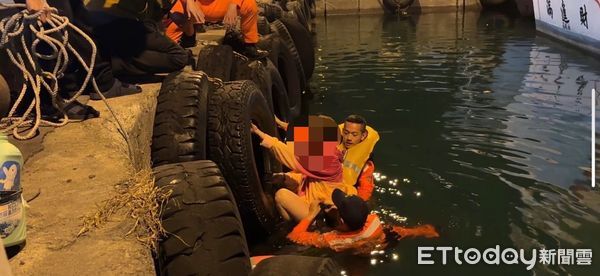 ▲第五岸巡隊小琉球、高雄救落水民眾            。（圖／第五岸巡隊）