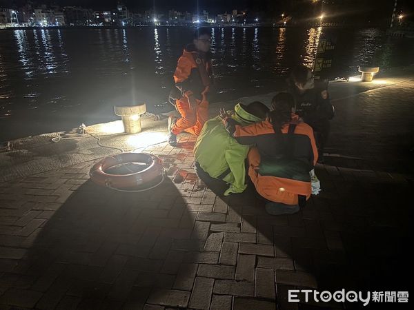 ▲第五岸巡隊小琉球、高雄救落水民眾            。（圖／第五岸巡隊）