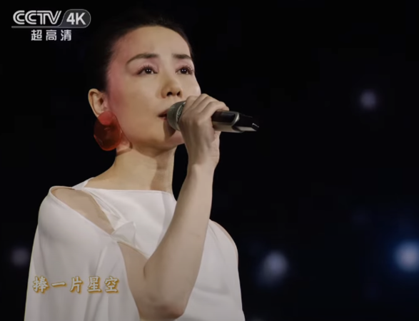 ▲▼王菲時隔7年登央視春晚。（圖／翻攝自微博）