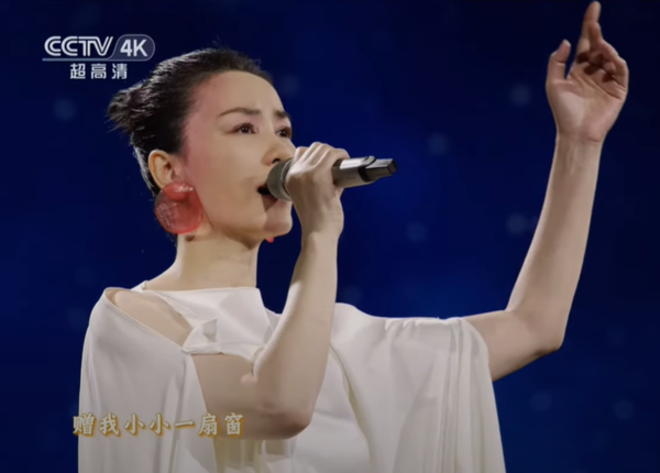 ▲▼王菲時隔7年登央視春晚。（圖／翻攝自微博）