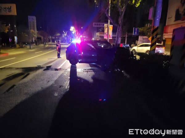 ▲▼             台南男子自撞分隔島，釀成滿地油漬。（圖／記者林東良翻攝，下同）