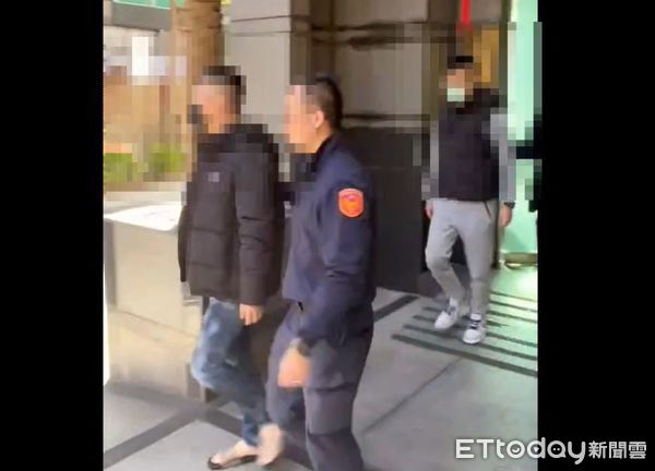 ▲▼新生北路上的足體按摩店大門、櫃台遭3人持球棒砸毀。（圖／記者邱中岳翻攝）