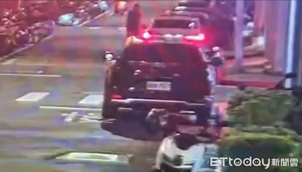 ▲▼新生北路上的足體按摩店大門、櫃台遭3人持球棒砸毀。（圖／記者邱中岳翻攝）