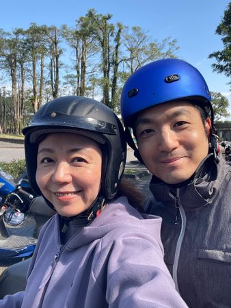 ▲▼大年初二，蔣萬安與妻子石舫亘回宜蘭娘家，並PO出騎摩托車恩愛照。（圖／翻攝自Facebook／蔣萬安）
