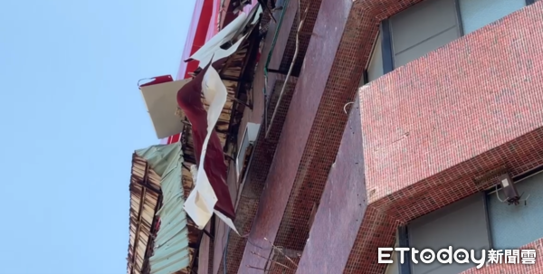 ▲▼             台南來亞大樓女兒牆被震落，現場慘況曝光。（圖／記者林東良翻攝，下同）