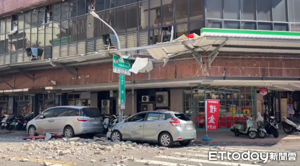 ▲▼             台南來亞大樓女兒牆被震落，現場慘況曝光。（圖／記者林東良翻攝，下同）