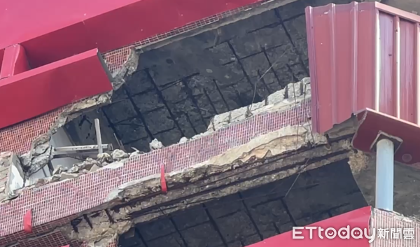 ▲▼             台南來亞大樓女兒牆被震落，現場慘況曝光。（圖／記者林東良翻攝，下同）