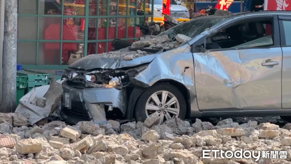 ▲▼             台南來亞大樓女兒牆被震落，現場慘況曝光。（圖／記者林東良翻攝，下同）