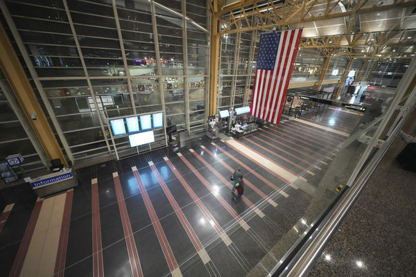 ▲▼美國航空5342航班與美軍黑鷹直升機相撞，雙雙墜河。鄰近的華盛頓特區雷根國家機場（Ronald Reagan National Airport）全面停飛。（圖／達志影像／美聯社）