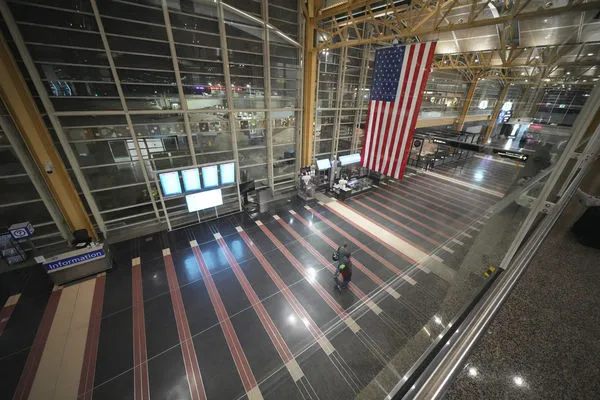 ▲▼美國航空5342航班與美軍黑鷹直升機相撞，雙雙墜河。鄰近的華盛頓特區雷根國家機場（Ronald Reagan National Airport）全面停飛。（圖／達志影像／美聯社）