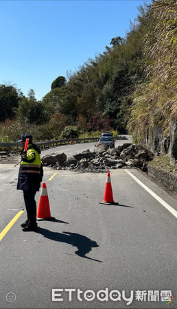 ▲▼             嘉義大埔5.6強震，阿里山公路發生落石情形，兄弟出遊遭擊中。（圖／記者翁伊森翻攝，下同）