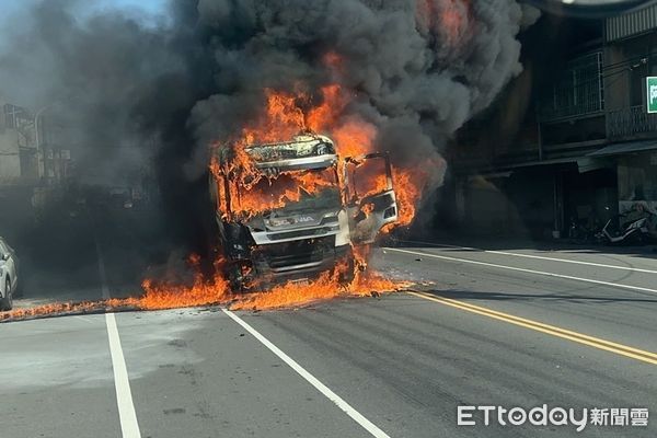▲▼             台南佳里飼料車起火燃燒。（圖／記者林東良翻攝，下同）
