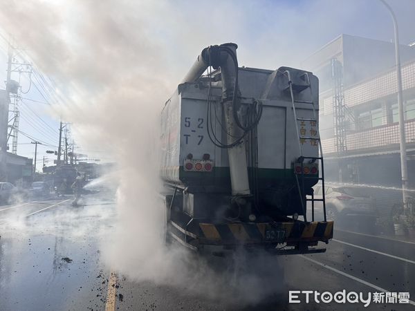▲▼             台南佳里飼料車起火燃燒。（圖／記者林東良翻攝，下同）