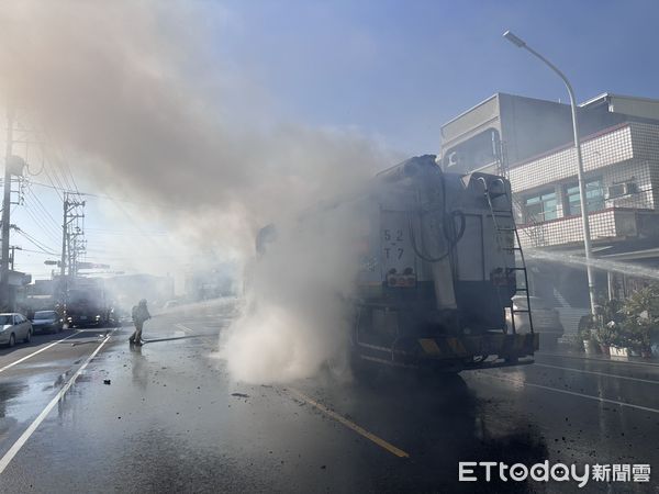 ▲▼             台南佳里飼料車起火燃燒。（圖／記者林東良翻攝，下同）