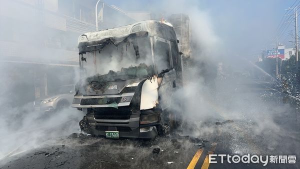 ▲▼             台南佳里飼料車起火燃燒。（圖／記者林東良翻攝，下同）