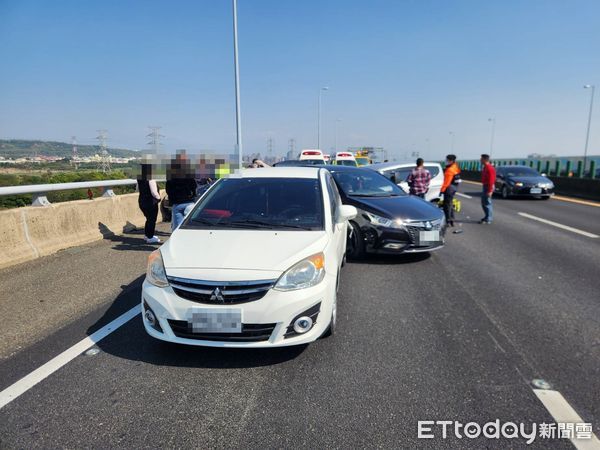 ▲▼ 國3彰化段4車連環撞，6人送醫。（圖／記者唐詠絮翻攝，下同）