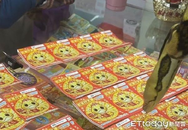 ▲蛇年帶「本尊」進彩劵行試手氣　網友敲碗：有沒有中獎。（圖／網友小N提供，請勿隨意翻拍，以免侵權。）