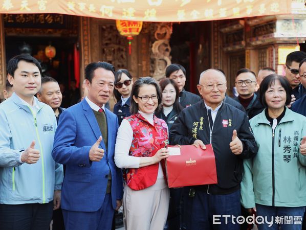 ▲▼    初二蕭美琴副總統赴嘉義寺廟參拜祈福，民眾搶拿新春福袋  。（圖／嘉義縣政府提供）