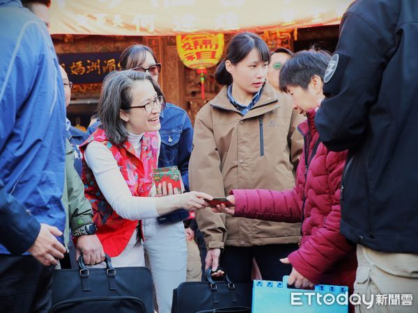 ▲▼    初二蕭美琴副總統赴嘉義寺廟參拜祈福，民眾搶拿新春福袋  。（圖／嘉義縣政府提供）