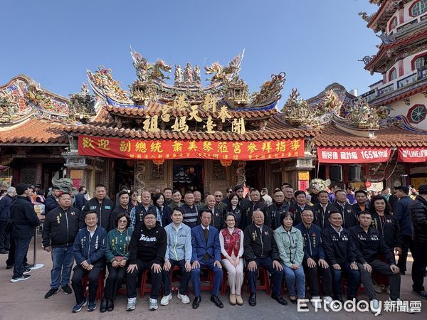 ▲▼    初二蕭美琴副總統赴嘉義寺廟參拜祈福，民眾搶拿新春福袋  。（圖／嘉義縣政府提供）