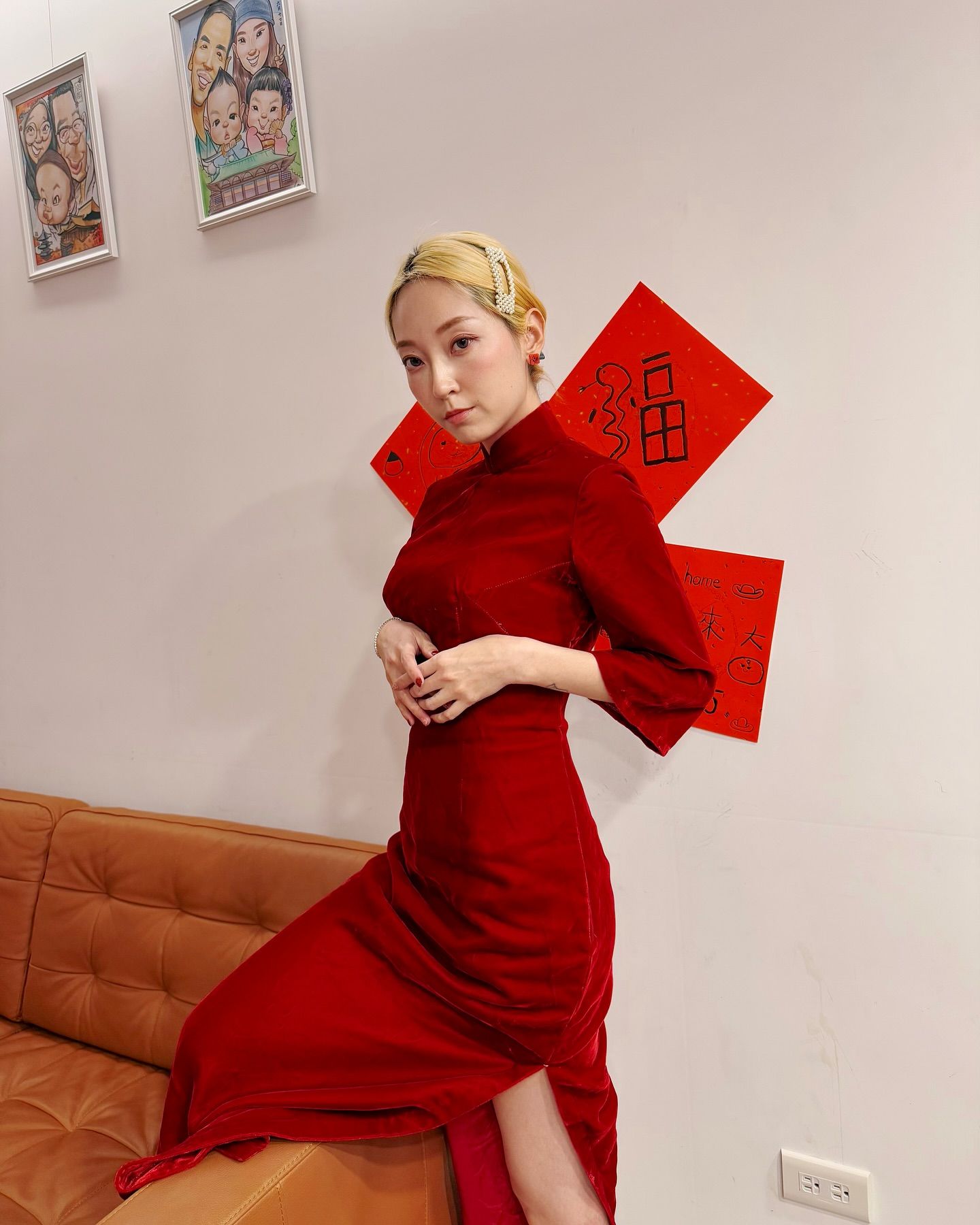 ▲▼翁馨儀過年穿祖母旗袍　「高衩開到大腿」驚呼：50年前這麼辣！（圖／翻攝自Instagram／hsinyiwong）