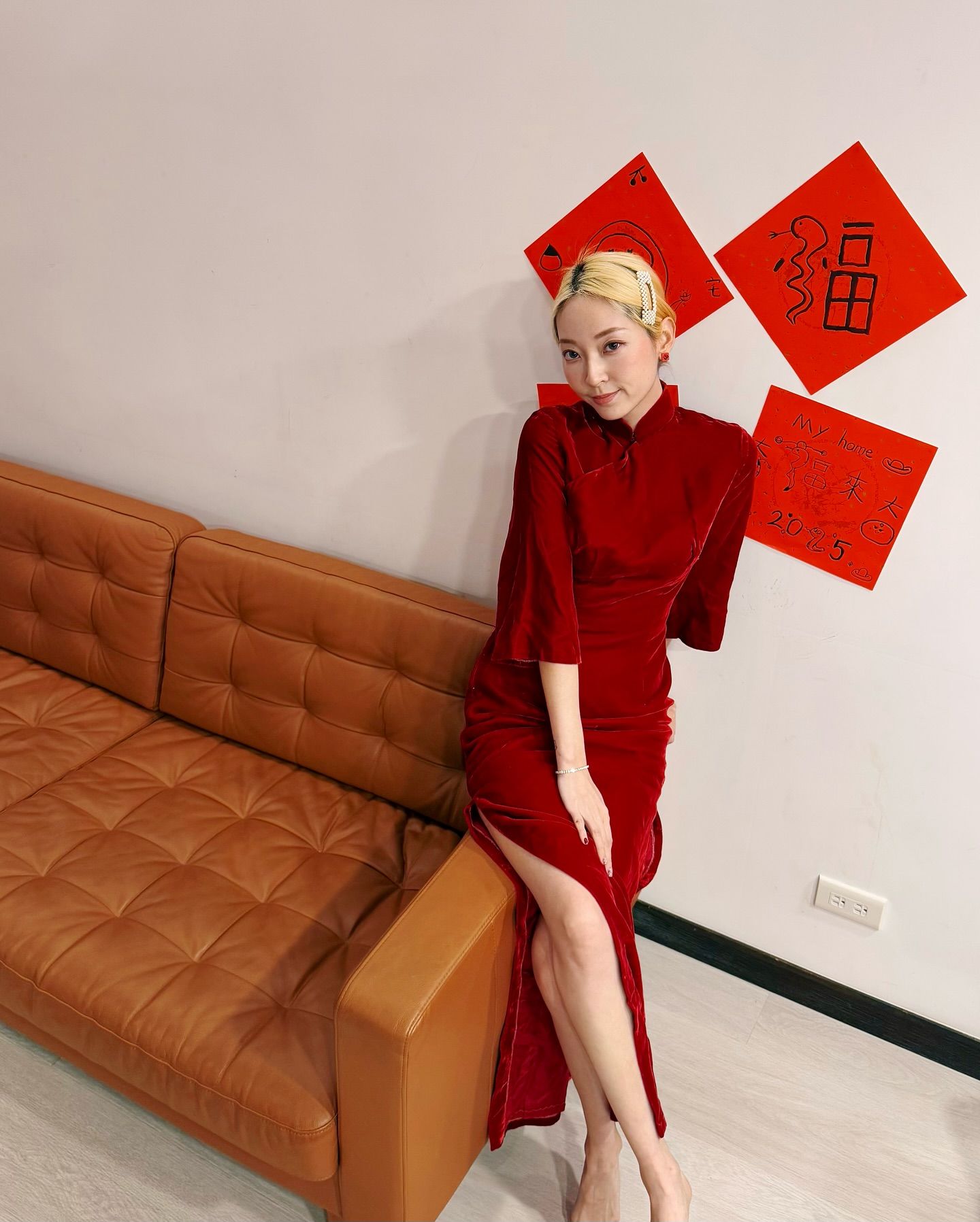 ▲▼翁馨儀過年穿祖母旗袍　「高衩開到大腿」驚呼：50年前這麼辣！（圖／翻攝自Instagram／hsinyiwong）