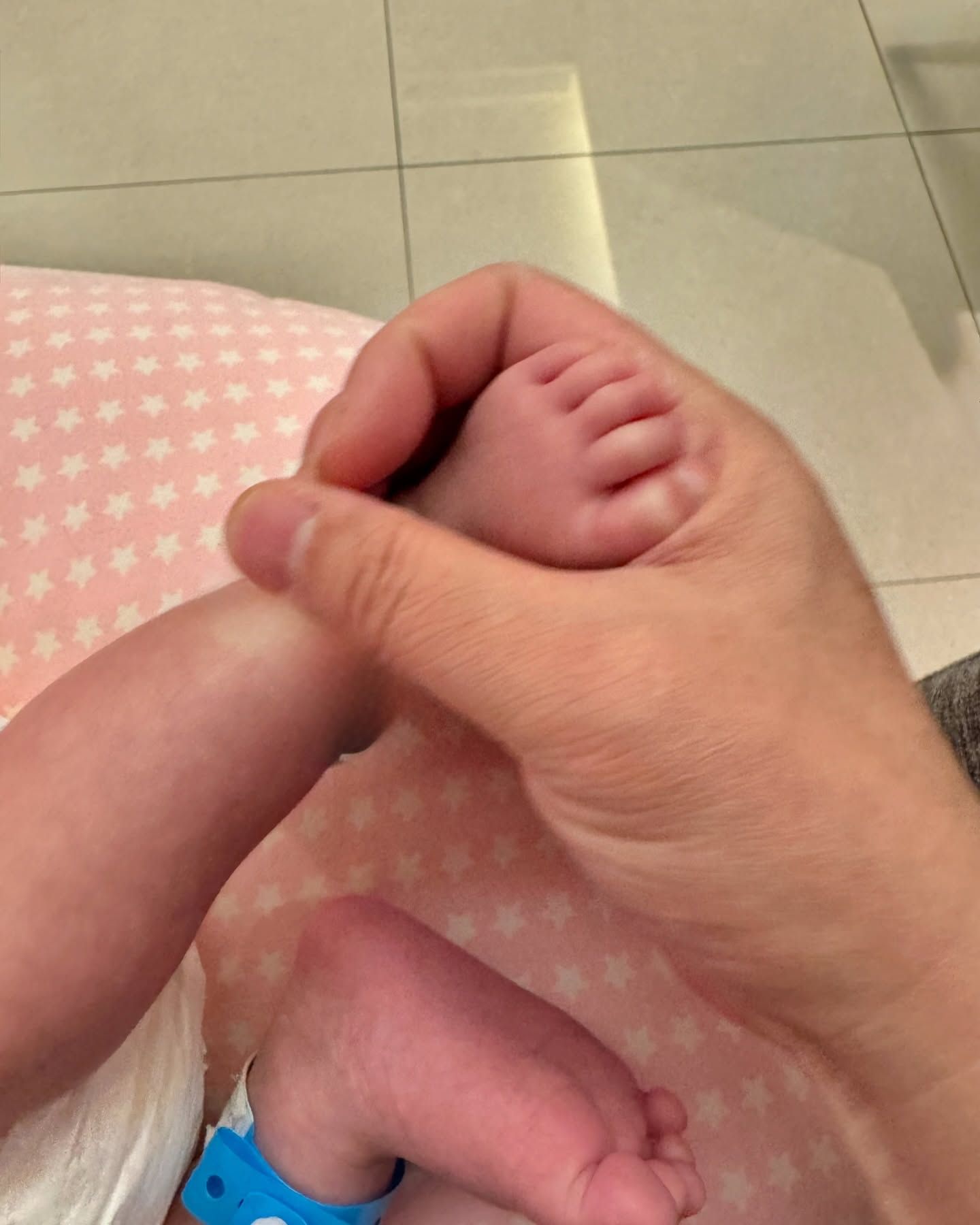 ▲▼趙正平首曬「空姐嫩妻同框照」兒子小手拿紅包。（圖／翻攝自Instagram／chao_cheng_ping）