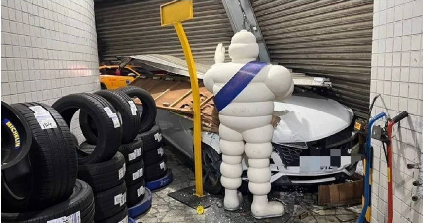 大年初一轎車突失控衝進輪胎行　1物奇蹟替老闆擋災