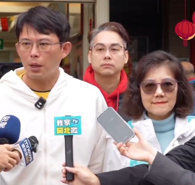 ▲▼柯文哲妹妹柯美蘭陪同代理主席黃國昌出席活動。（圖／翻攝自YouTube／民眾之聲）