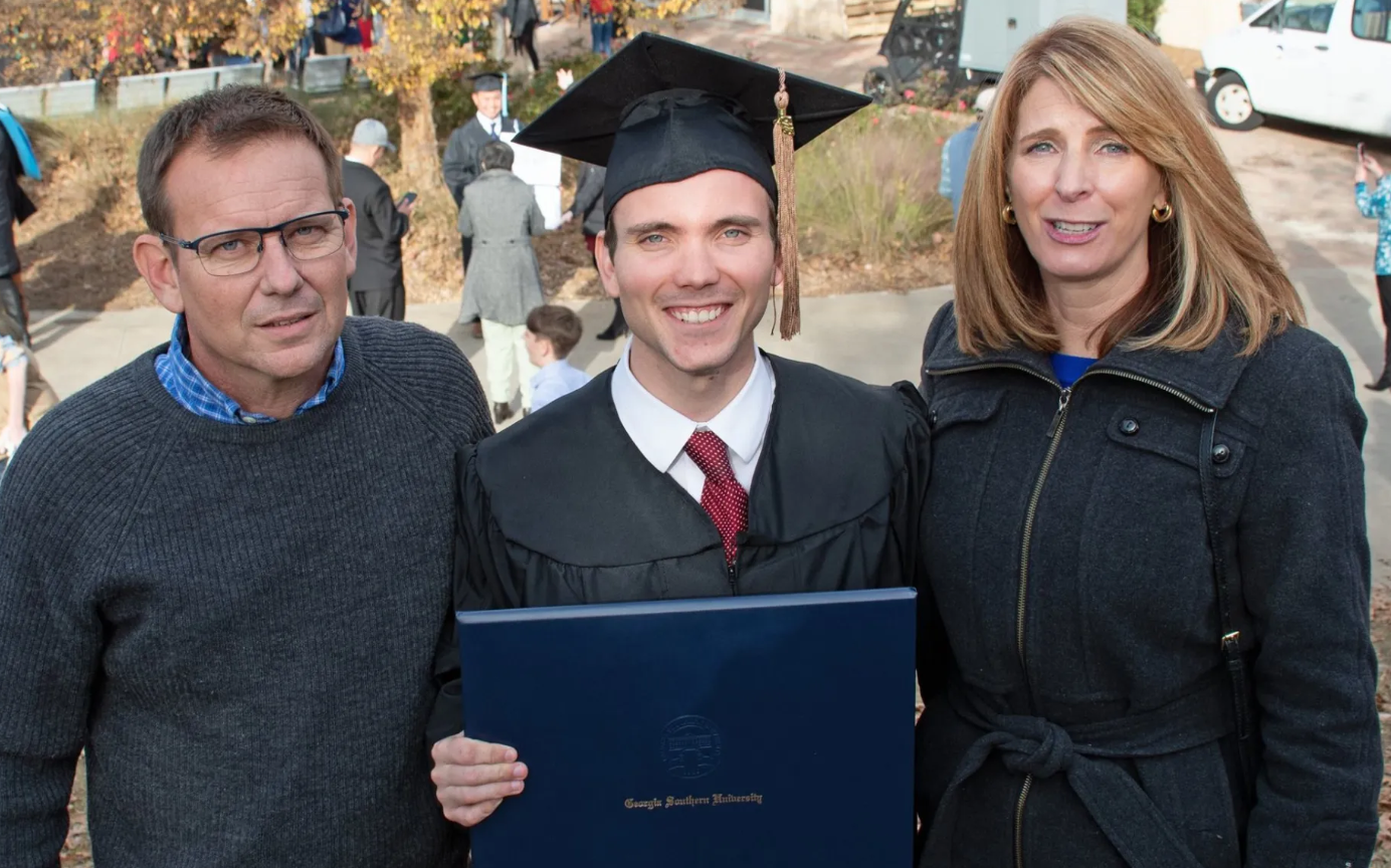 ▲▼美航客機28歲副機師罹難　老爸曾是「美軍直升機」20年飛行員。（圖／Facebook／Tim Lilley）