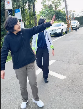 ▲▼前總統蔡英文帶愛犬走春。（圖／翻攝自Facebook／蔡英文）