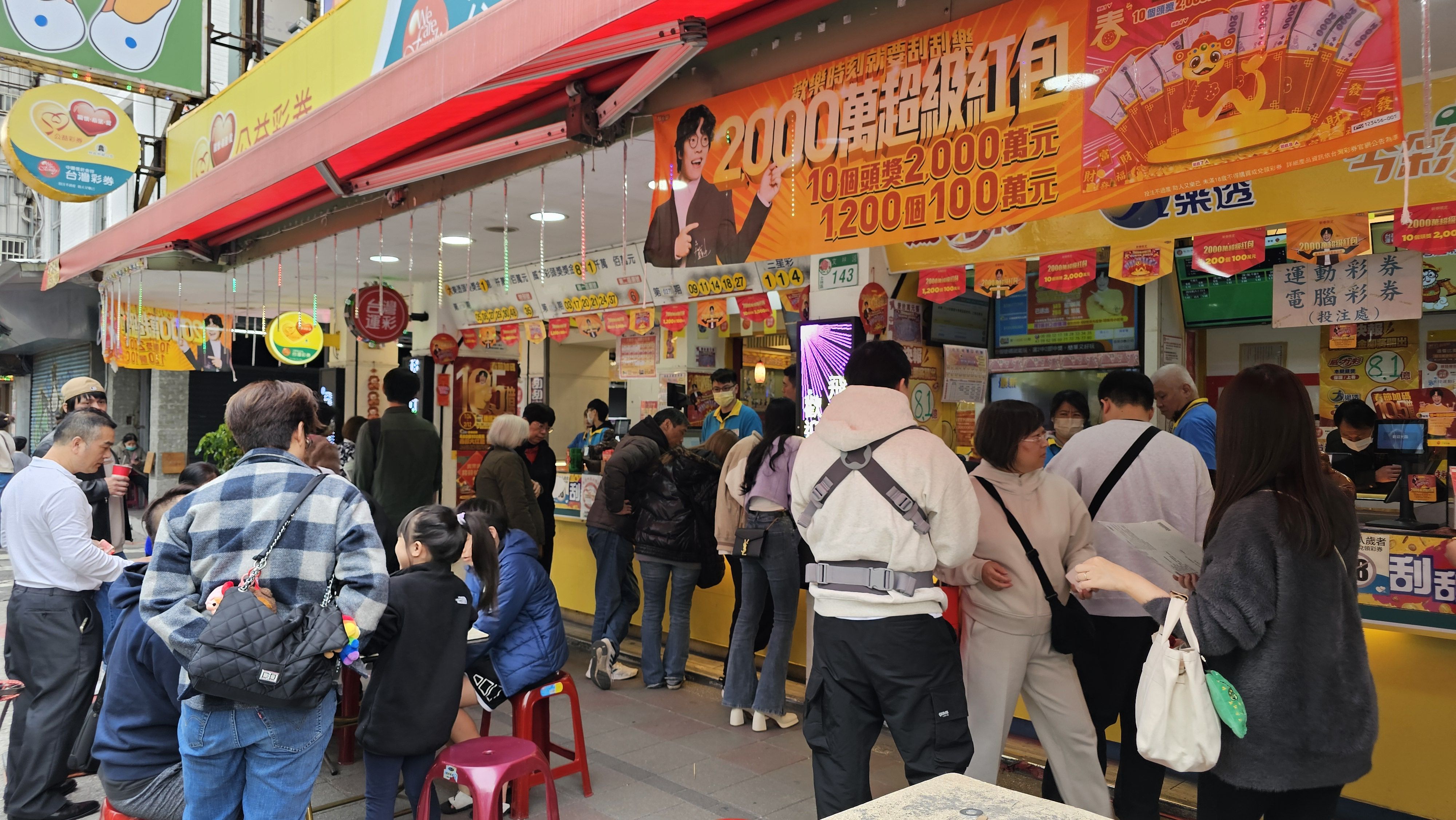 ▲▼大年初三彩券行人氣刮刮樂大樂透買氣人潮絡繹不絕。（圖／記者呂佳賢攝）