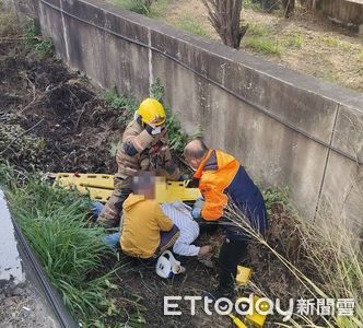 台南165線死亡車禍！騎士「高速竄出」撞轎車噴水溝　驚悚畫面曝