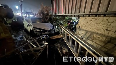 高雄自撞車禍！小客車撞爛工廠大門　「駕駛落跑」警已鎖定身分