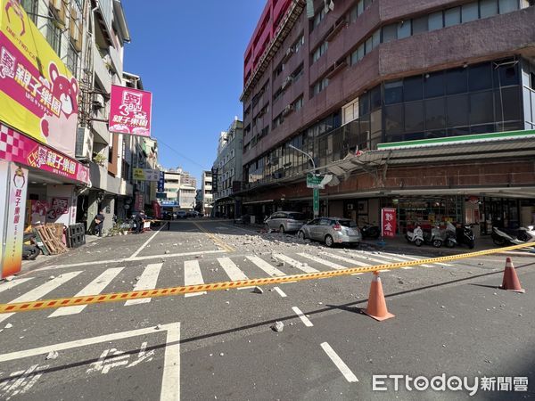 ▲台南市中西區府前路二段和大智街交叉路口來亞大樓外牆磁磚及部分女兒牆剝落掉落地面，導致停在路邊的兩部車輛毀損，市長黃偉哲前往視察。（圖／記者林東良翻攝，下同）