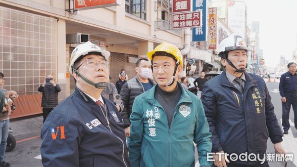 ▲台南市中西區府前路二段和大智街交叉路口來亞大樓外牆磁磚及部分女兒牆剝落掉落地面，導致停在路邊的兩部車輛毀損，市長黃偉哲前往視察。（圖／記者林東良翻攝，下同）
