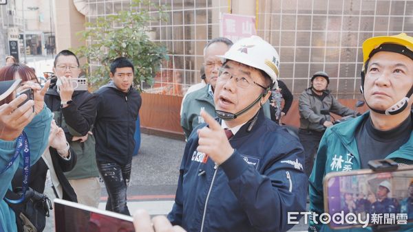▲台南市中西區府前路二段和大智街交叉路口來亞大樓外牆磁磚及部分女兒牆剝落掉落地面，導致停在路邊的兩部車輛毀損，市長黃偉哲前往視察。（圖／記者林東良翻攝，下同）
