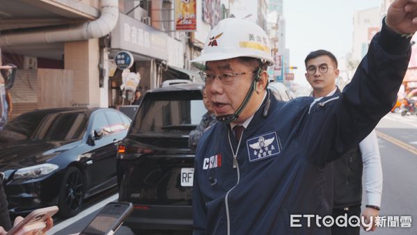 ▲台南市中西區府前路二段和大智街交叉路口來亞大樓外牆磁磚及部分女兒牆剝落掉落地面，導致停在路邊的兩部車輛毀損，市長黃偉哲前往視察。（圖／記者林東良翻攝，下同）