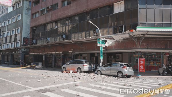 ▲台南市中西區府前路二段和大智街交叉路口來亞大樓外牆磁磚及部分女兒牆剝落掉落地面，導致停在路邊的兩部車輛毀損，市長黃偉哲前往視察。（圖／記者林東良翻攝，下同）