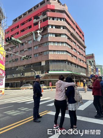 ▲台南市中西區府前路二段176號的「來亞大樓」已荒廢20餘年，因地震導致大樓外牆剝落掉落物砸中兩輛自小客車，立委陳亭妃第一時間趕往現場關心。（圖／記者林東良翻攝，下同）