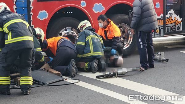 ▲▼             北市雙層觀光巴士與雙載機車發生車禍。（圖／記者黃彥傑攝）