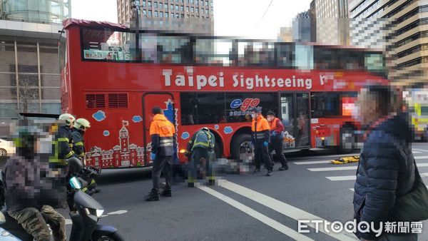 ▲▼             北市雙層觀光巴士與雙載機車發生車禍。（圖／記者黃彥傑攝）