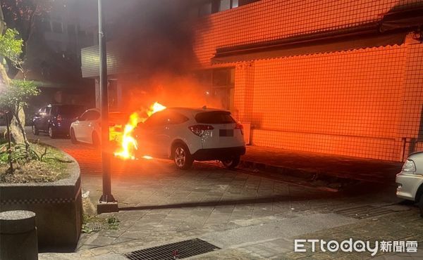 ▲▼             基隆3國中生施放沖天炮，燒毀2車。（圖／記者郭世賢翻攝，下同）