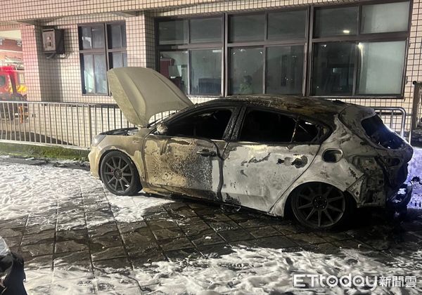 ▲▼             基隆3國中生施放沖天炮，燒毀2車。（圖／記者郭世賢翻攝，下同）