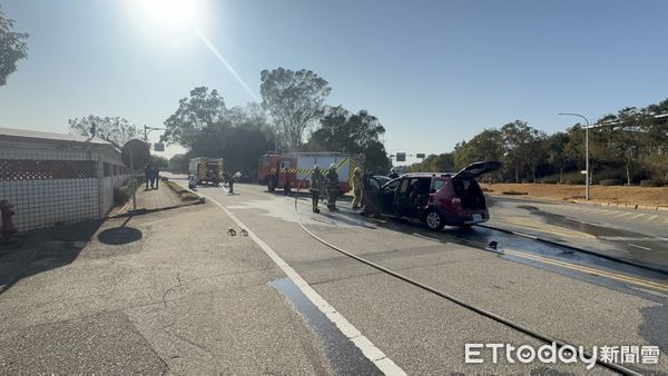 ▲▼             金門機車、轎車路口碰撞，1人受傷送醫。（圖／記者林名揚翻攝，下同）