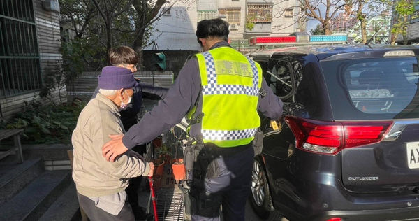 101歲人瑞騎三輪車出門失聯　警在20公里外找到他助返家團圓