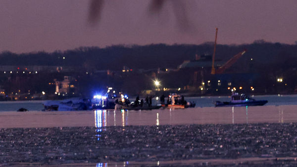 ▲▼美航64人客機撞黑鷹直升機，恐無人生還。（圖／路透）