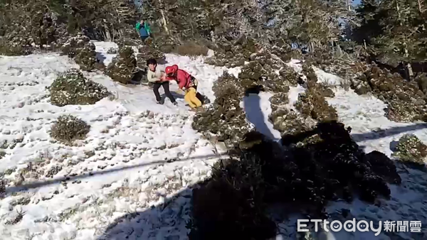 ▲空勤總隊於大年初一於東郡大山、本鄉山鞍部附近救回一男一女兩名山友。（圖／記者高堂堯翻攝，下同）