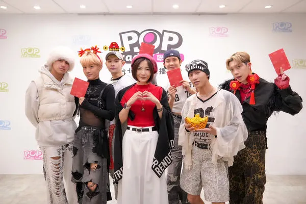 ▲大年初二人氣男團VERA與DJ Eva(中 )陪過年！蔡朕驚曝「私密照」曾外流，尷尬往事嚇得全場大喊：「Oh my god！」（團員左起為學文、蔡朕、孟維、Nelson、巴比、藍弟）。（圖／POP radio提供）